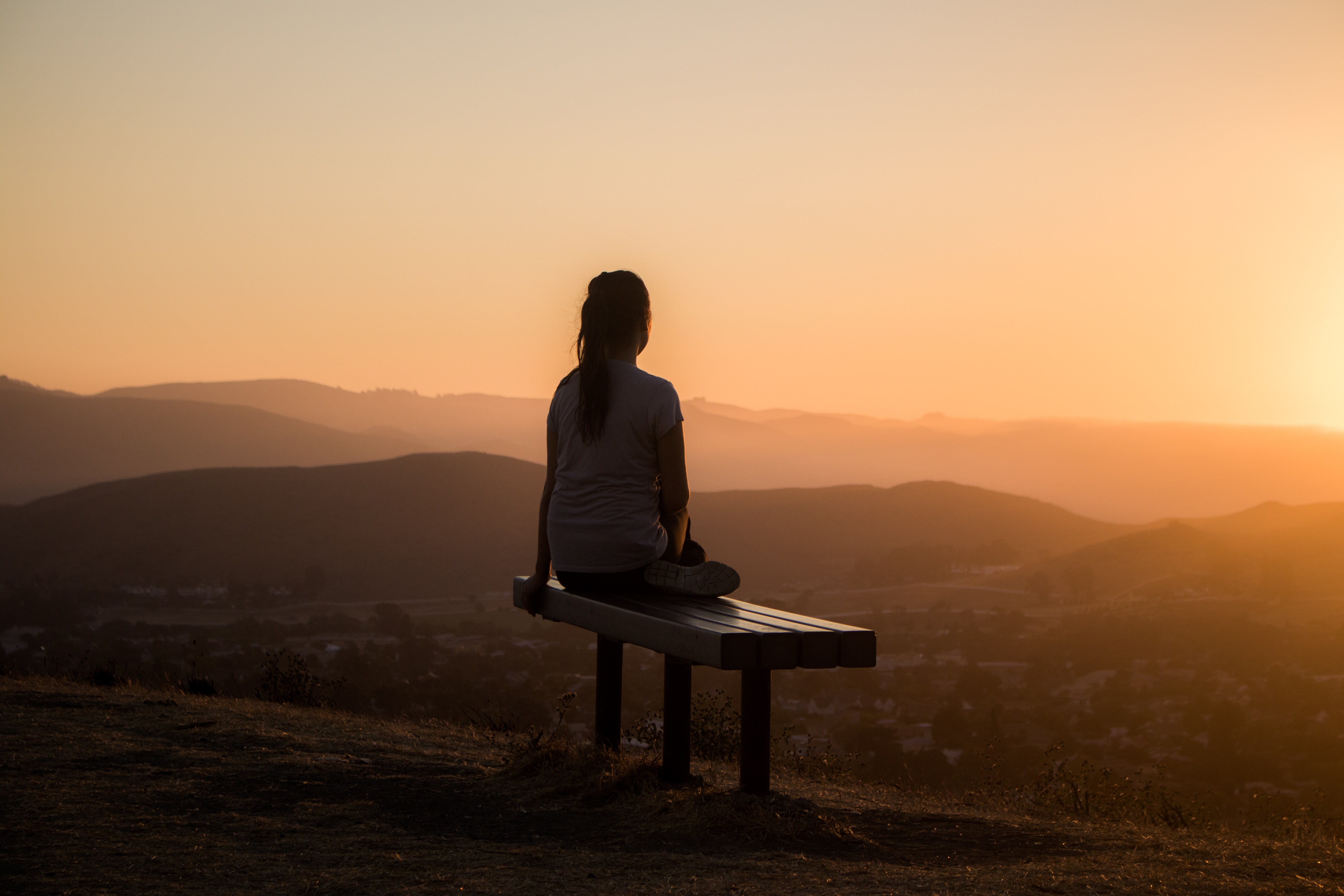 zonsondergang jonge vrouw mediteren