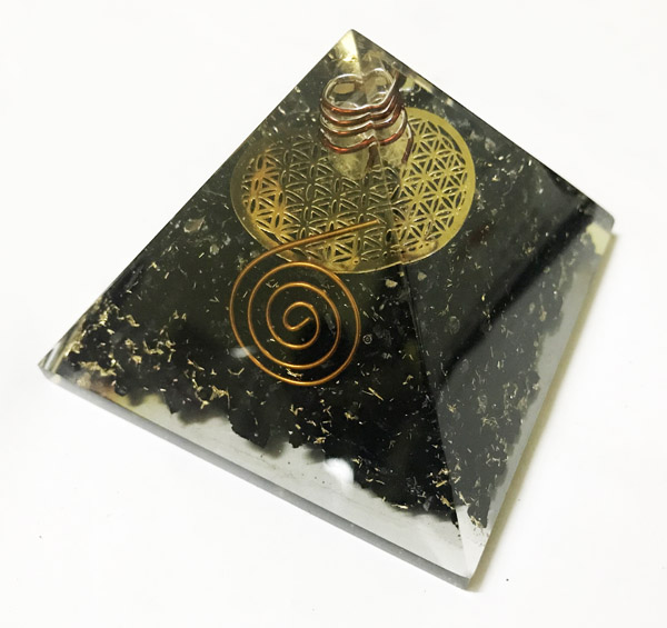 Orgonite Piramide Zwarte Toermalijn - Koperen Spiraal - (65 mm)