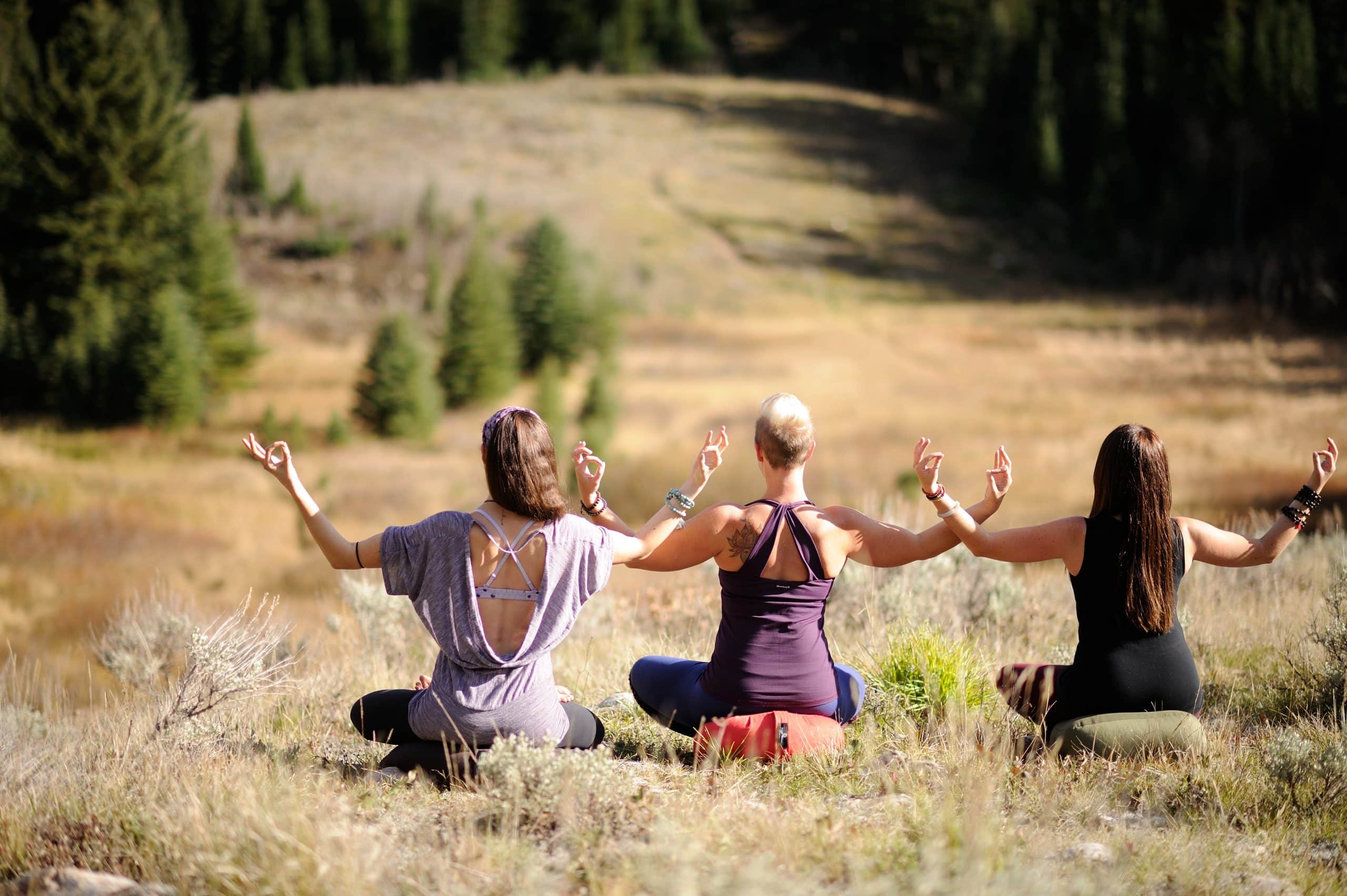 drie vrouwen in meditatiehouding