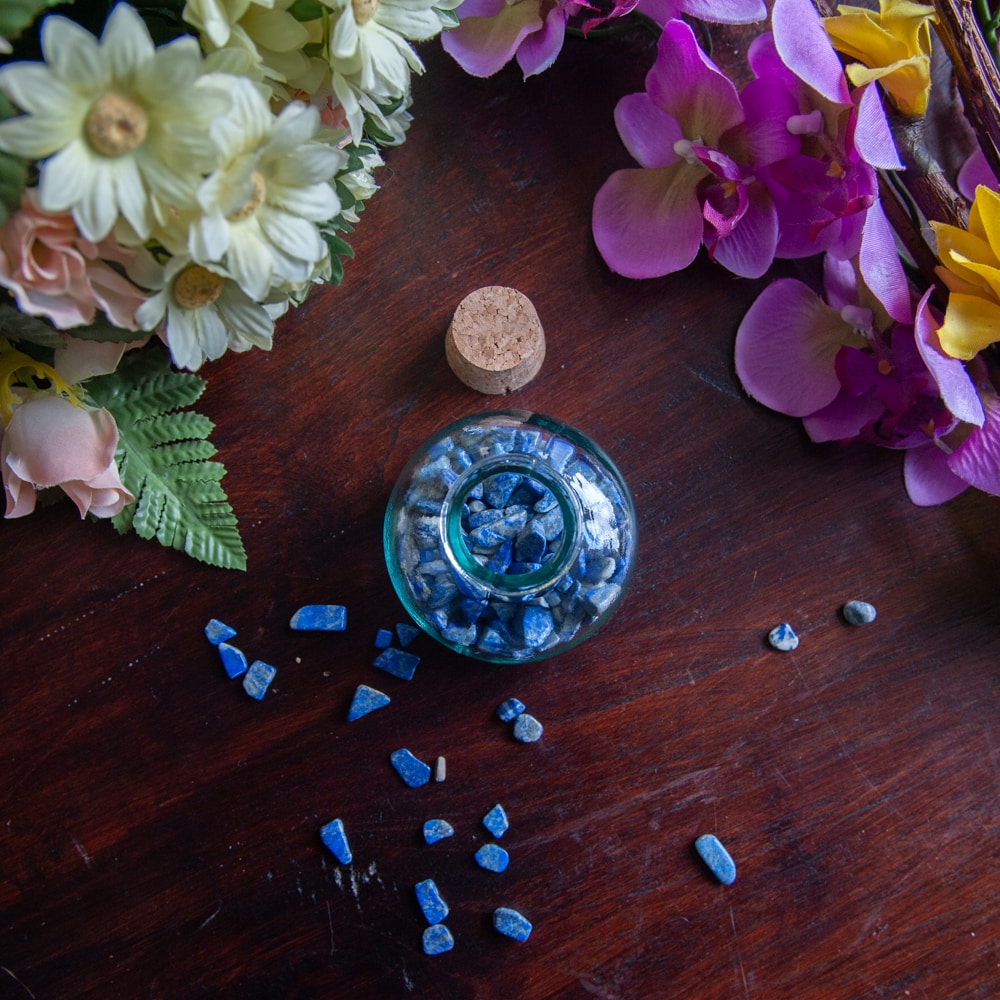 lapis lazuli trommelstenen in glazen potje