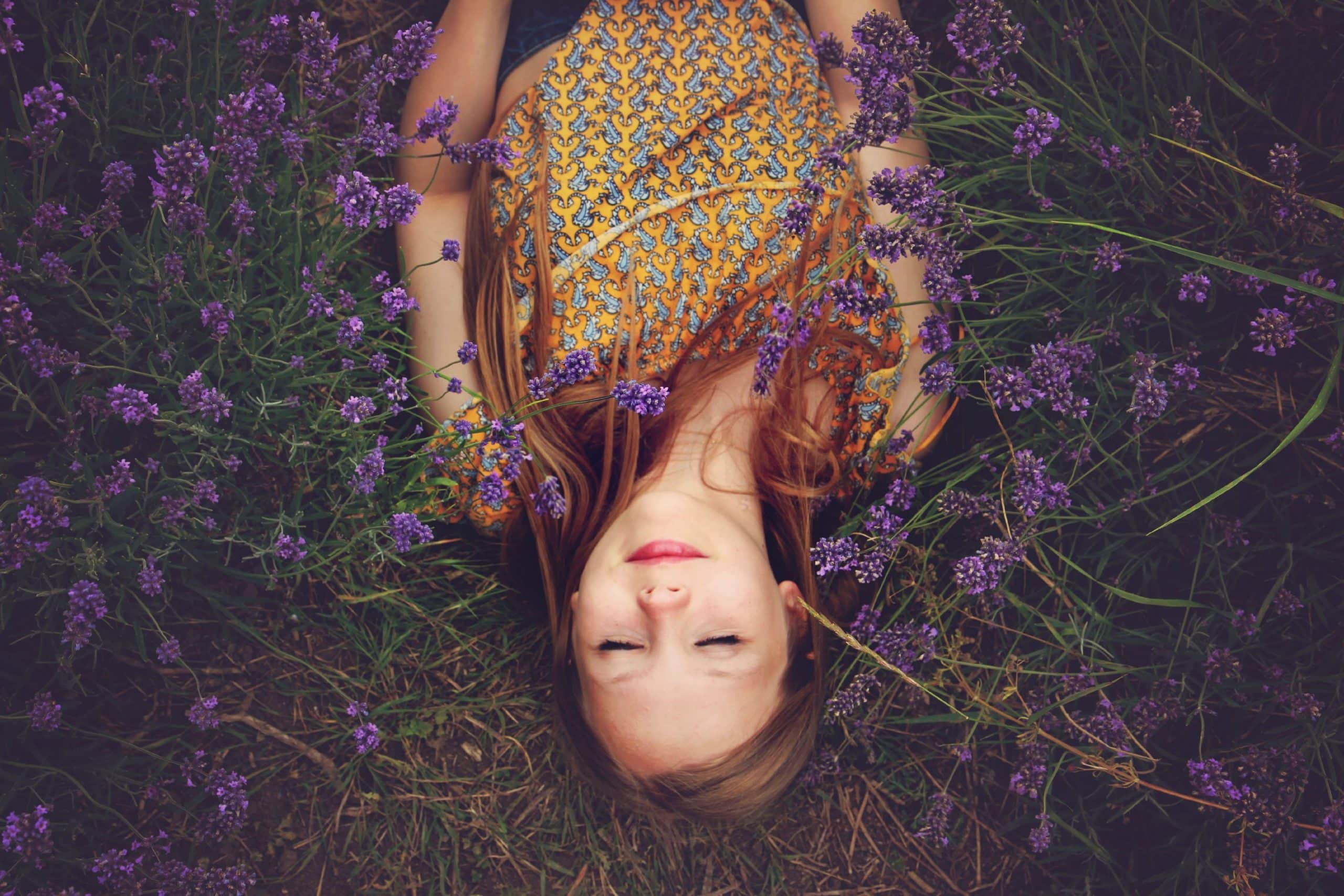 vrouw droomt tussen lavendel
