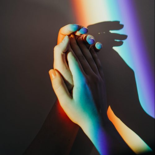 handen regenboog kleurentherapie