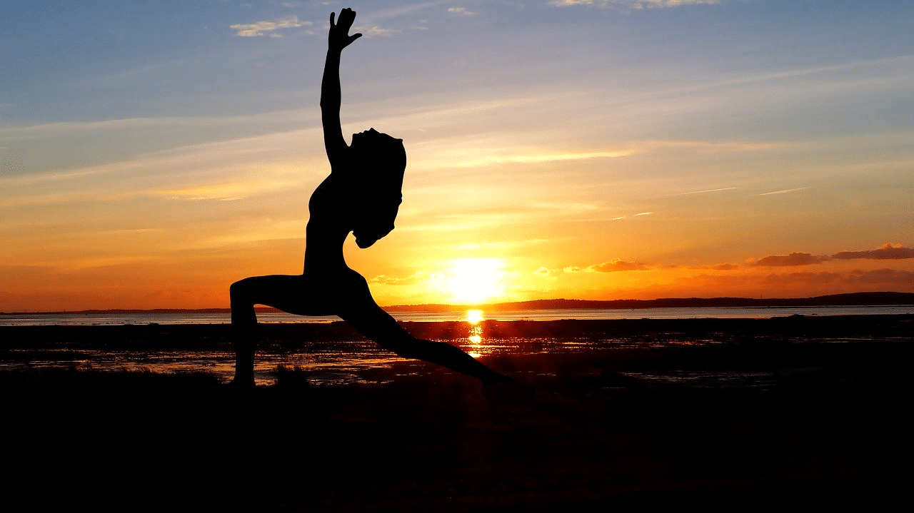yoga pose bij zonsondergang 2
