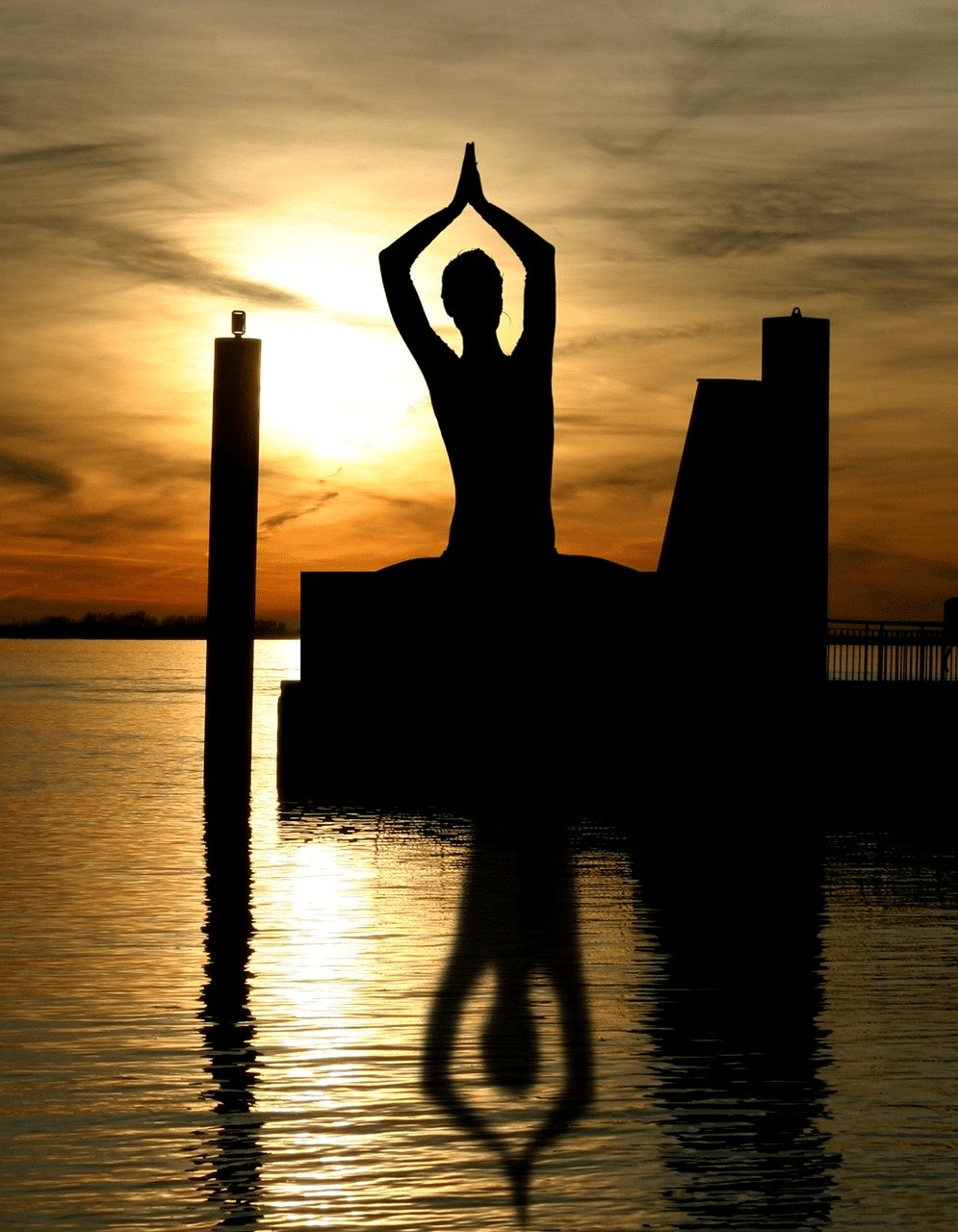 yoga pose bij zonsondergang