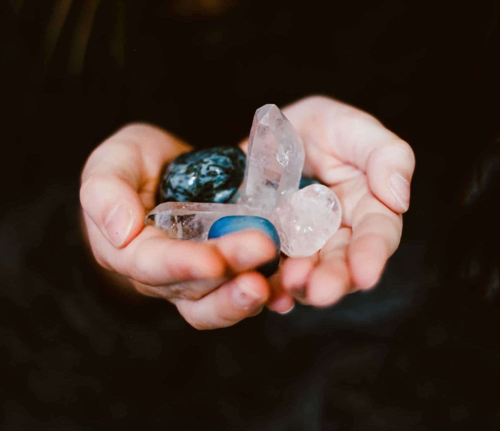 kristallen in hand