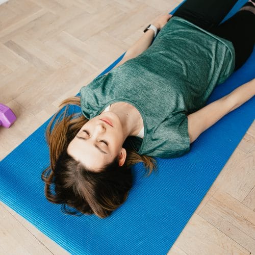 vrouw liggend yoga mat