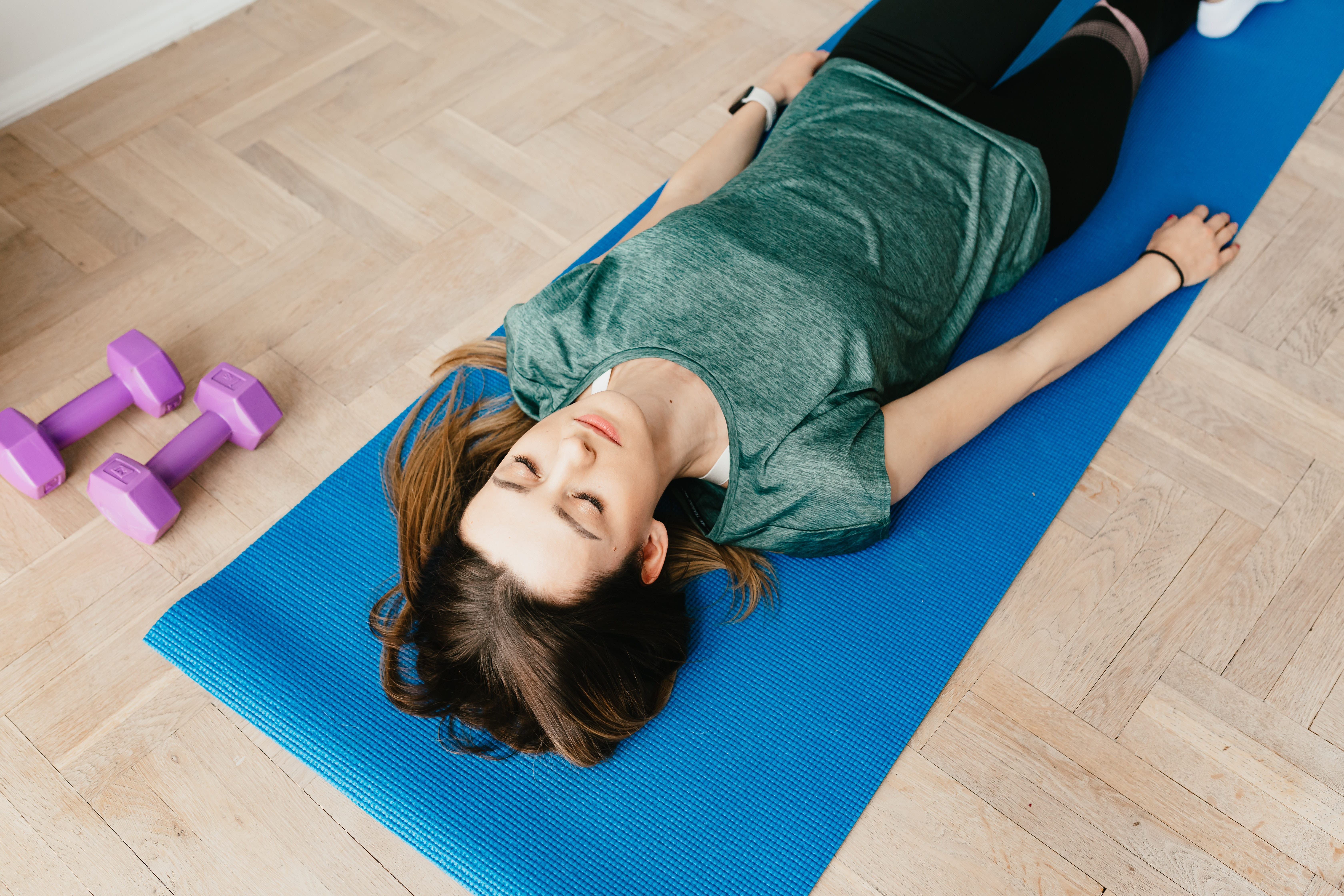 vrouw liggend yoga mat