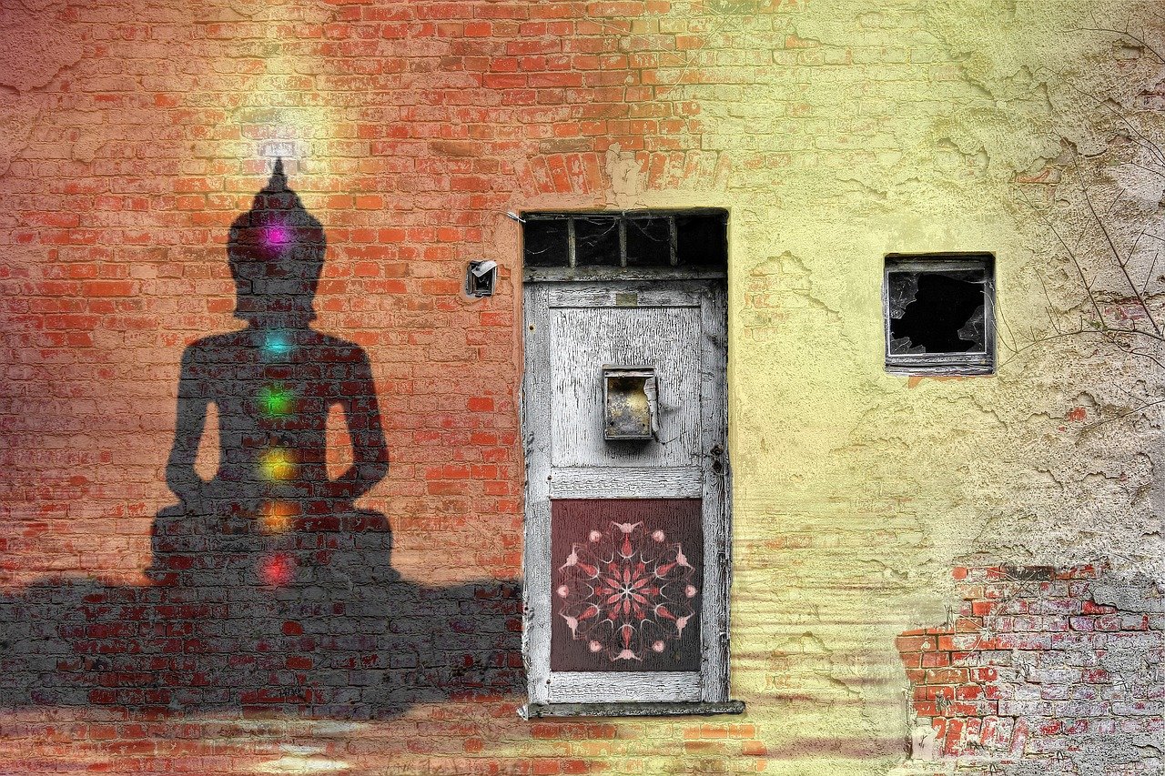 afbeelding man met chakra's op muur