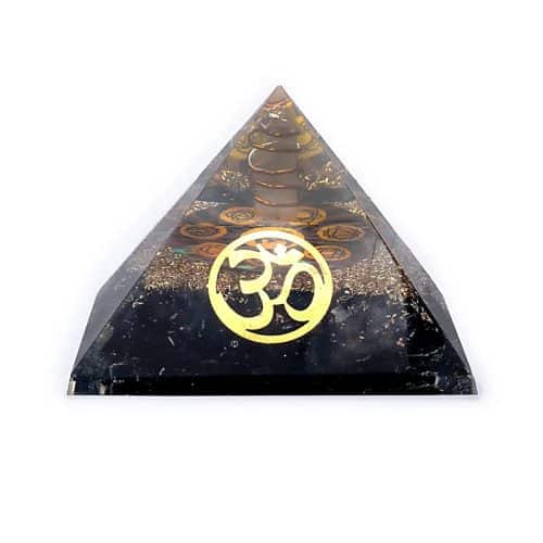 Orgoniet Chakra Piramide met Zwarte Toermalijn en Ohm Symbool